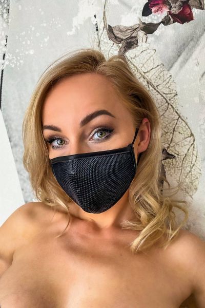 Stylische Wetlook Stoff-Maske mit Mesh Überzug