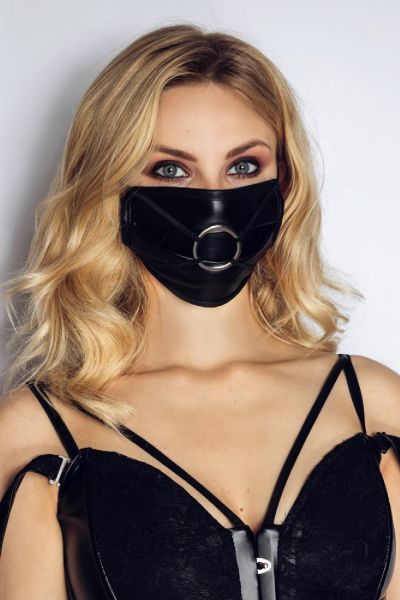 Stylische Wetlook Stoff-Maske mit dekorativem Ring