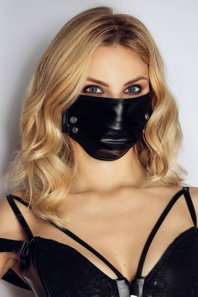 Stylische Wetlook Stoff-Maske mit aufregenden Nieten